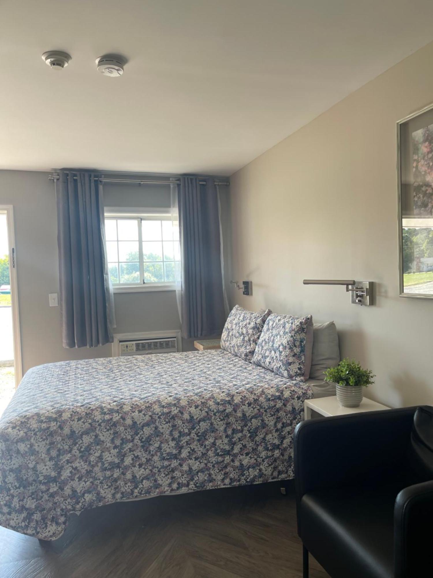 Hotel Lake Anna Glenora Bagian luar foto