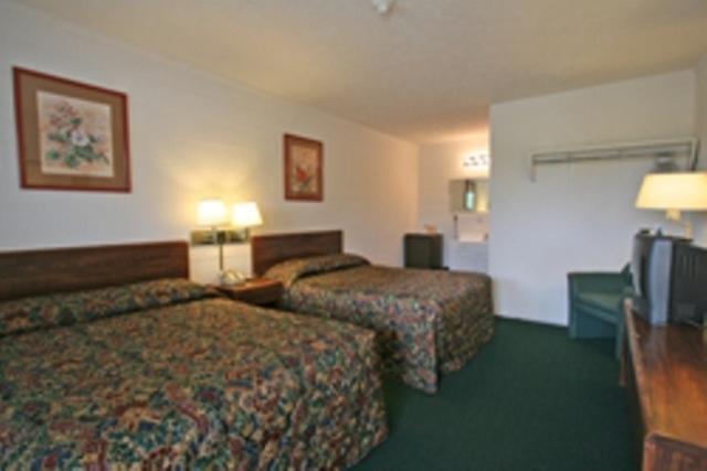 Hotel Lake Anna Glenora Ruang foto